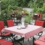 Gaestehaus An Der Sempt & Apartements