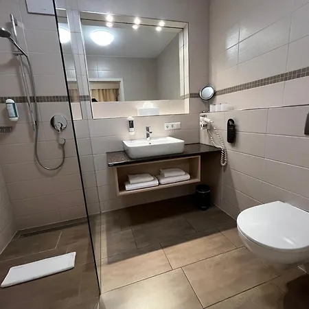 Gaestehaus An Der Sempt & Apartements 招待所 4*