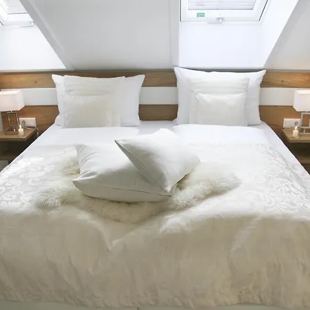 Gaestehaus An Der Sempt & Apartements 4*