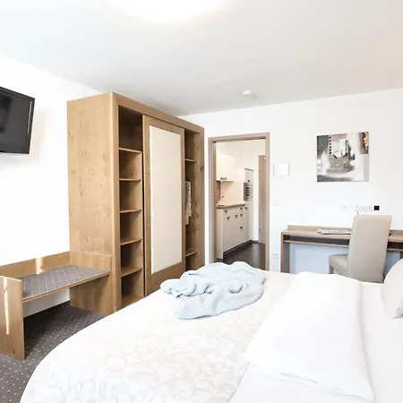 Gaestehaus An Der Sempt & Apartements 招待所 4*